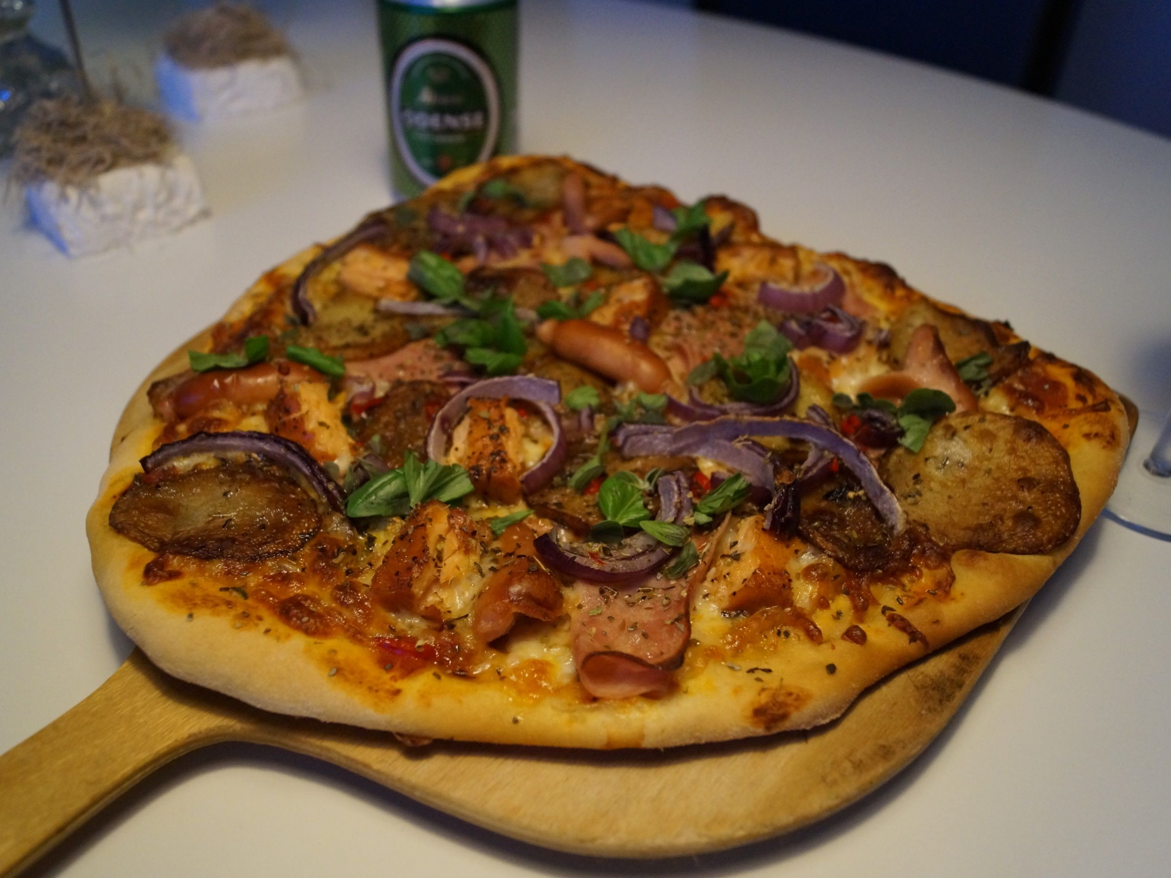 Perfekt pizza med skinke, bacon og løg