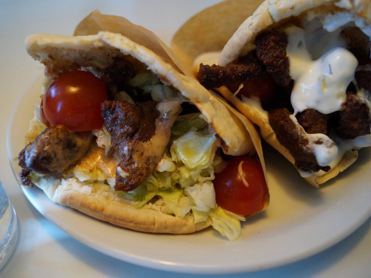 Pitabrød med kebab og salat