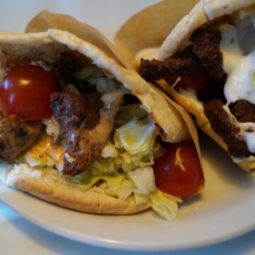 Pitabrød med kebab og salat