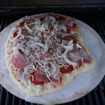 Pizza i gasgrill på bagesten