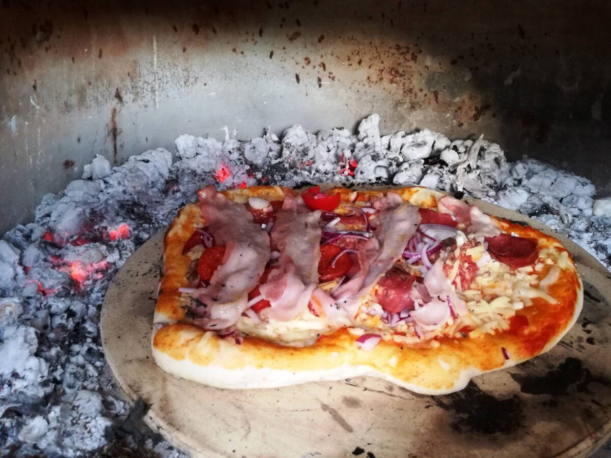 Pizza med bacon i hjemmelavet pizzaovn