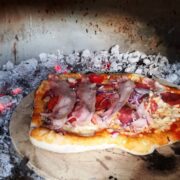 Pizza med bacon i hjemmelavet pizzaovn