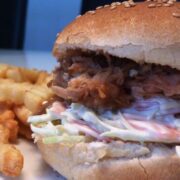 Pulled pork med coleslaw og pommesfrites