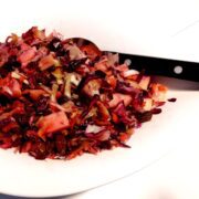 Råkostsalat med kål og gulerødder og dressing med citron
