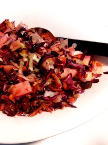 Råkostsalat med kål og gulerødder og dressing med citron