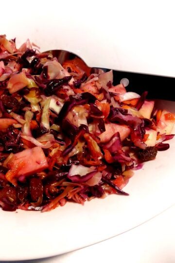 Råkostsalat med kål og gulerødder og dressing med citron