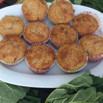 Rabarber cupcakes med mandelmel og vanilje på fad