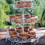 Rabarber muffins anrettet på muffins stativ
