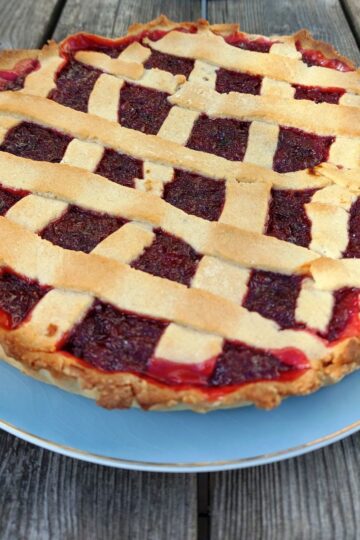 Rabarbertærte med flettet låg