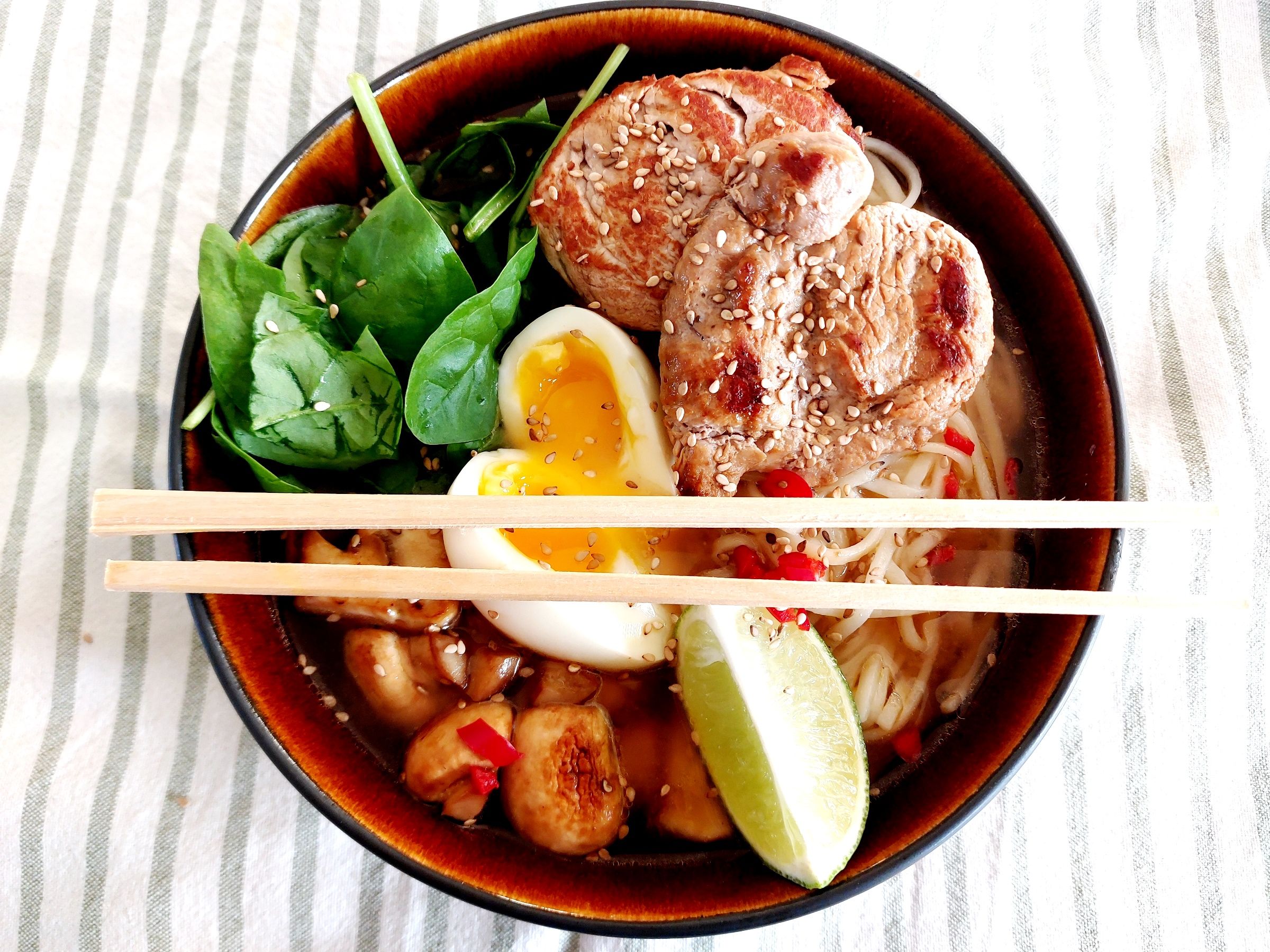 Smukke ingredienser pryder denne rammen serveres i en skål