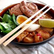 Rammen lavet på miso med svinemørbrad og spinat