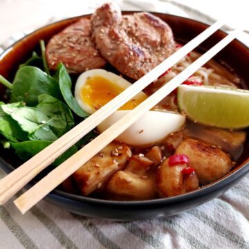 Rammen lavet på miso med svinemørbrad og spinat
