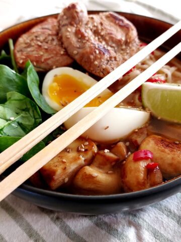 Rammen lavet pรฅ miso med svinemรธrbrad og spinat