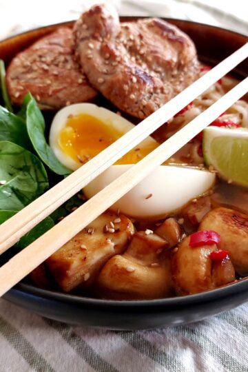 Rammen lavet på miso med svinemørbrad og spinat