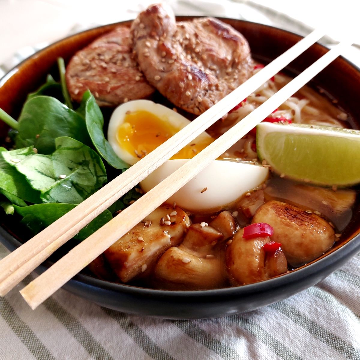 Rammen lavet på miso med svinemørbrad og spinat