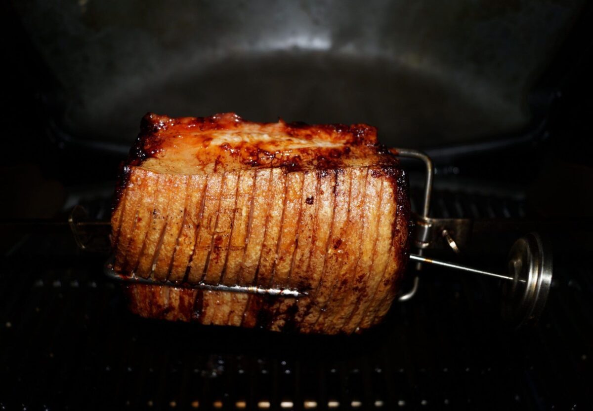 Ribbensteg på rotisseri i grill