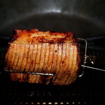 Ribbensteg på rotisseri i grill
