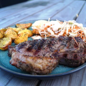 Ribeye steak på grill med timian kartofler