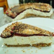Risalamande cheesecake med kirsebærgelé på kagetallerken