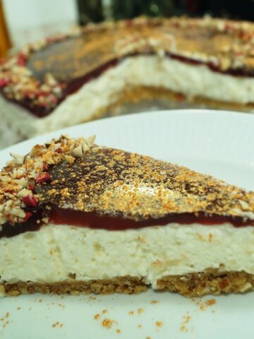 Risalamande cheesecake med kirsebærgelé på kagetallerken
