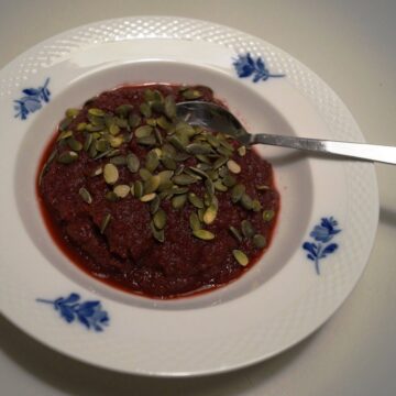 Rødbedesuppe med græskarkerner