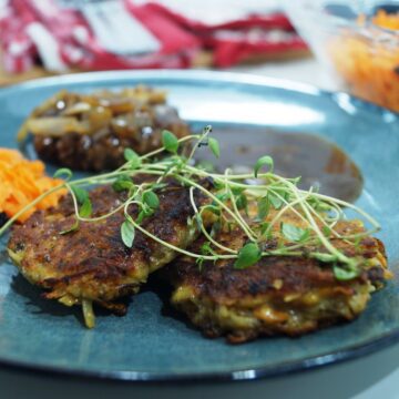 Røsti kartofler serveret som tilbehør på tallerken