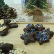 Romstjerner med chokolade på bord