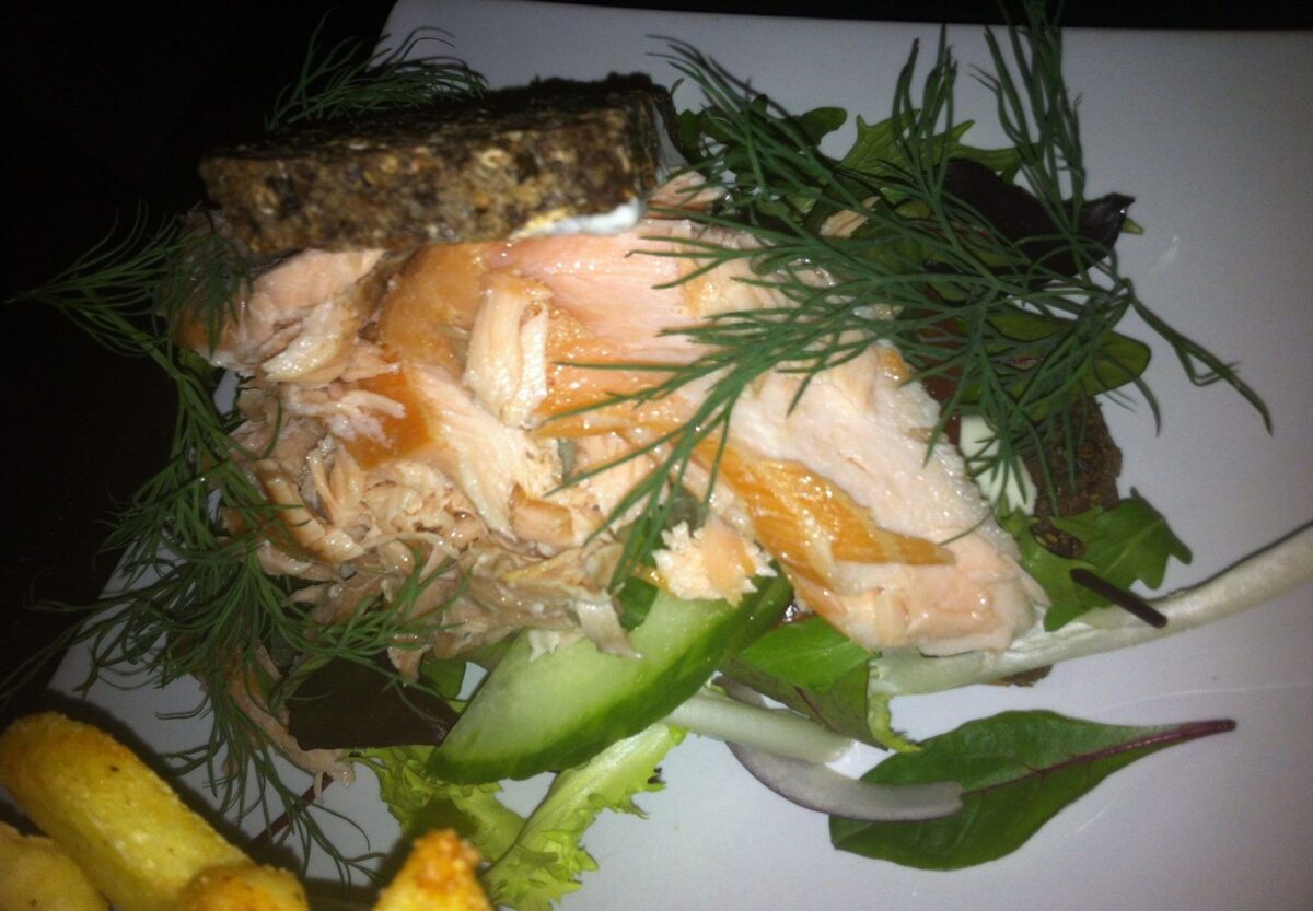Rugbrødssandwich med laks