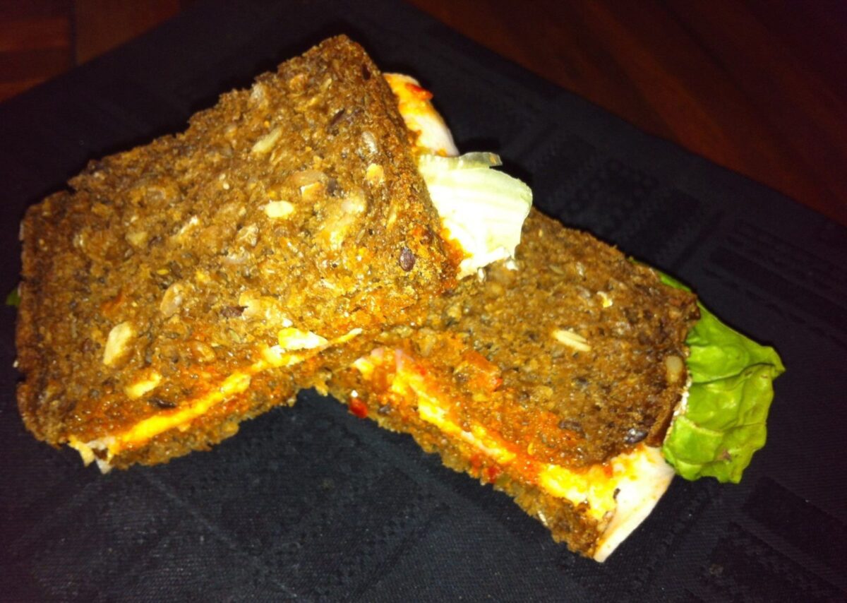 Rugbrødssandwich med skinke og ost