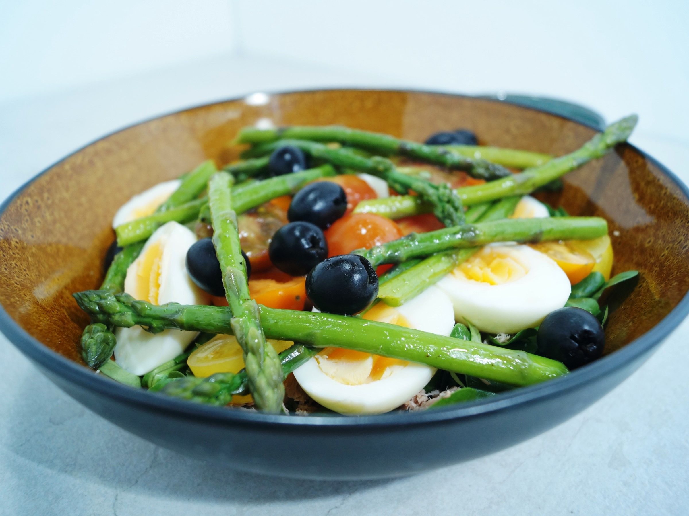 Salat Nicoise med asparges og oliven