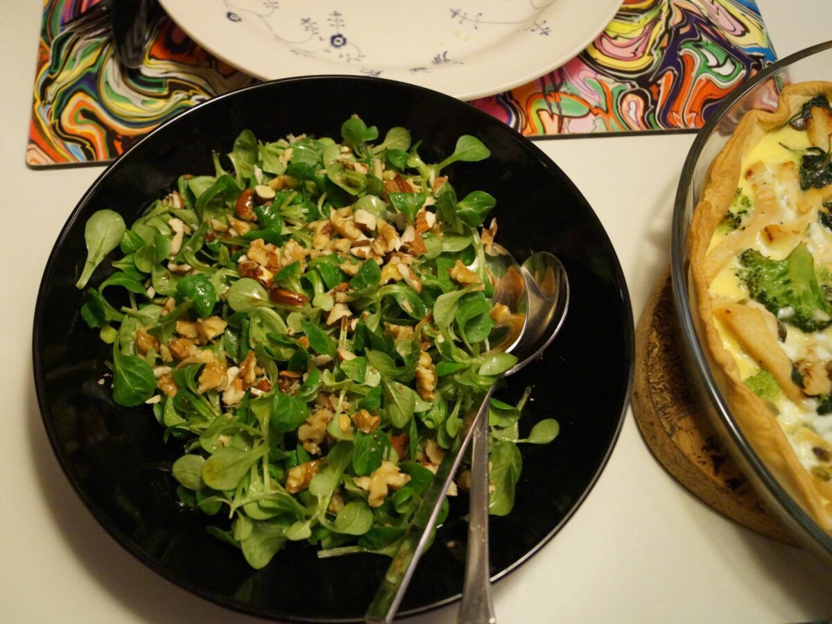 Salat med nøddemarinade