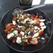 Salat med tomat, feta og oliven