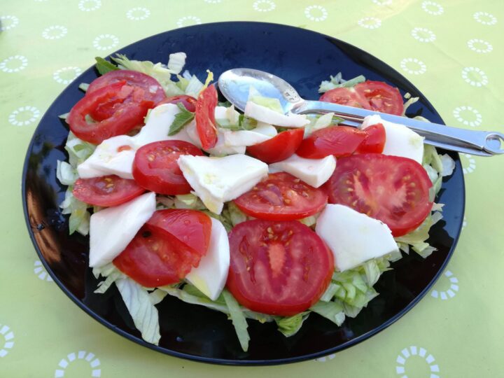 Salat med tomat og Mozzarella