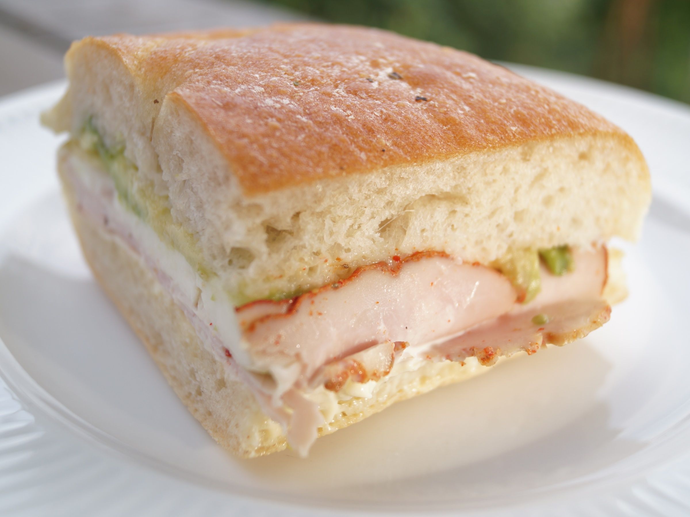 Sandwich med skinke og avocado