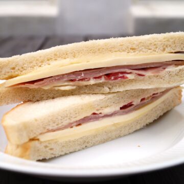 Sandwich med skinke, ost og mayonnaise