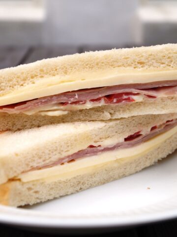 Sandwich med skinke, ost og mayonnaise
