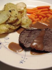Slotssteg med brun sauce og kartofler