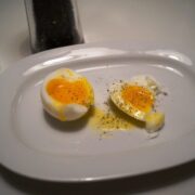 Smilende æg på tallerken