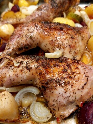 Smรธrbagte kyllingelรฅr og grรธntsager klar til at blive serveret