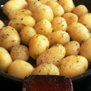 Smørstegte timian kartofler