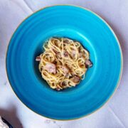 Spaghetti carbonara serveret i en restaurant i Italien