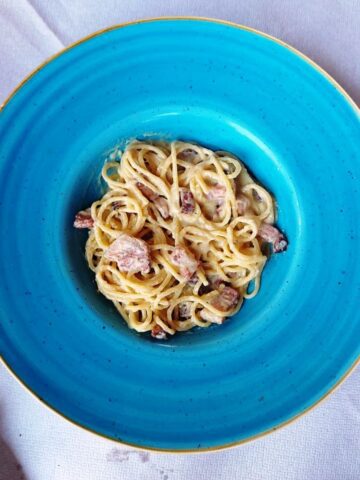 Spaghetti carbonara serveret i en restaurant i Italien