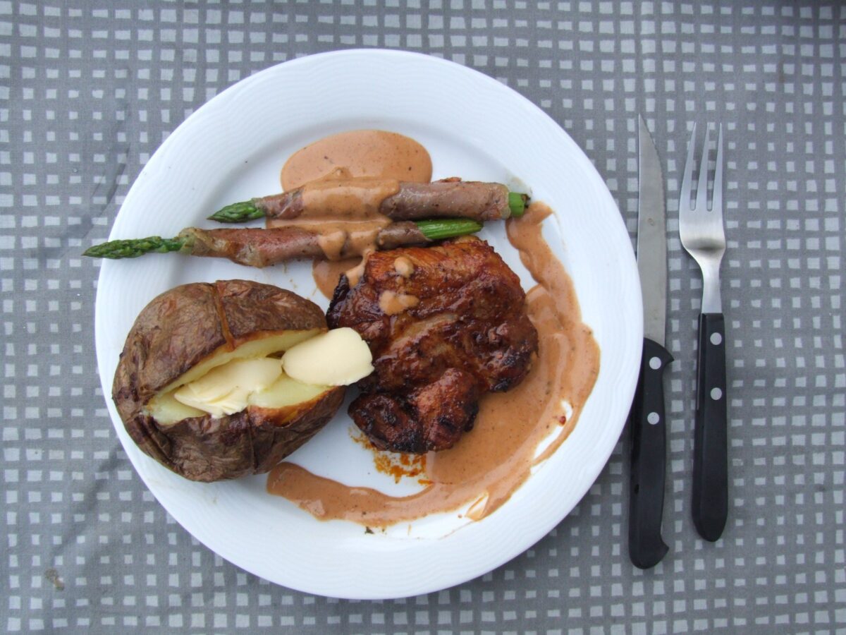 Steak med bagt kartoffel og whiskysauce