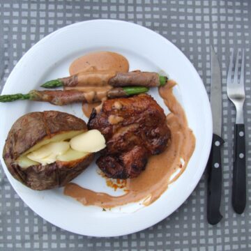 Steak med bagt kartoffel og whiskysauce