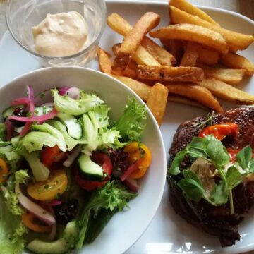 Steak og salat