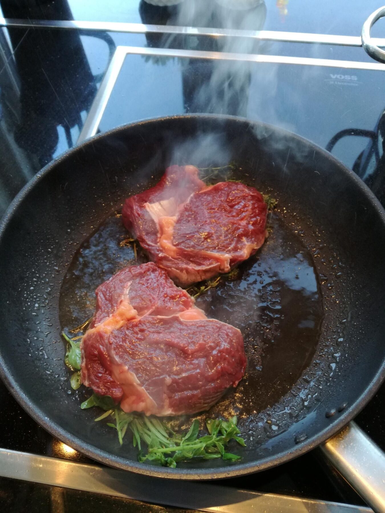 Steaks stegt med friske krydderurter på en pande