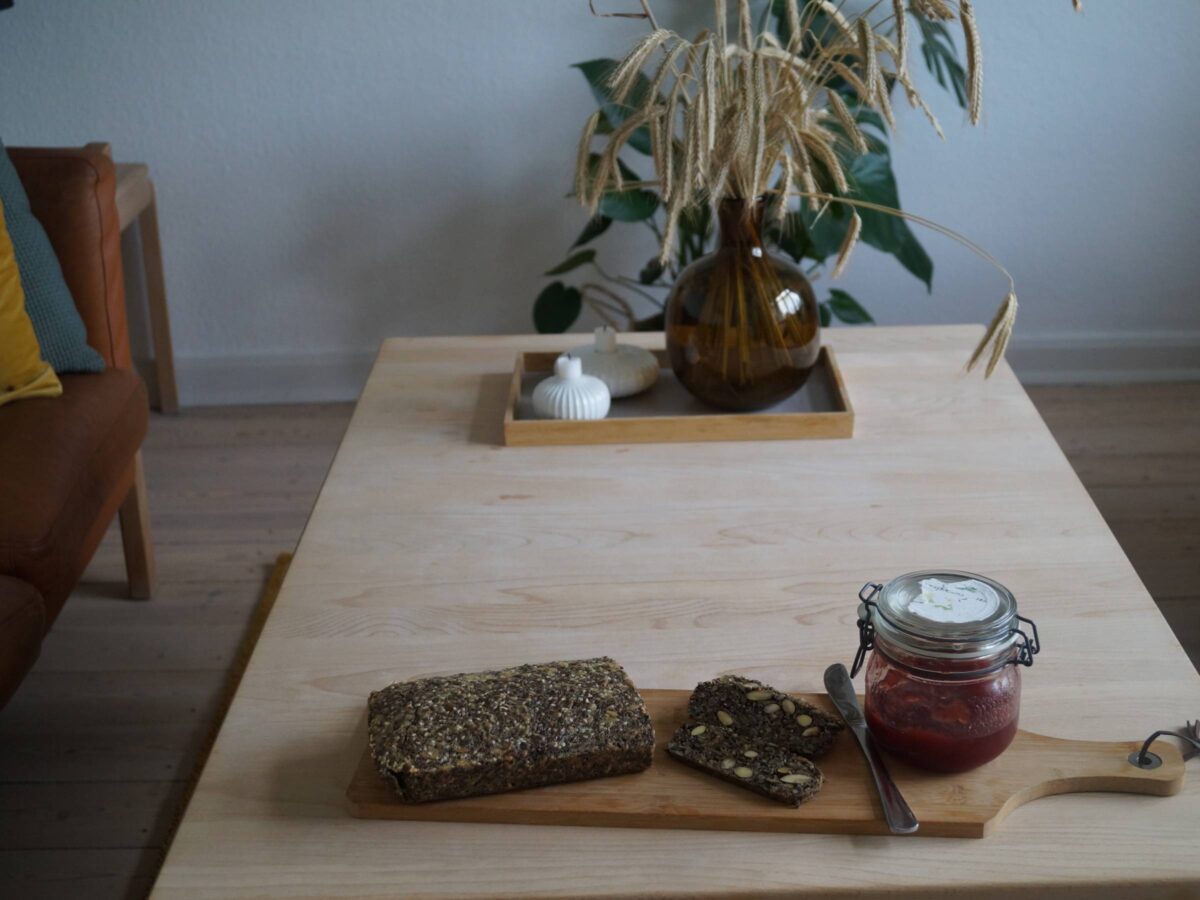 Stenalderbrød serveret i stuen