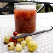 Stikkelsbærmarmelade med vanilje på glas