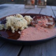 Svinekoteletter med couscous og tomatsky