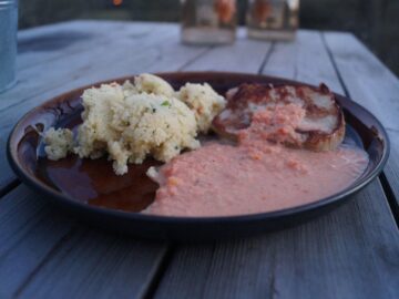 Svinekoteletter med couscous og tomatsky